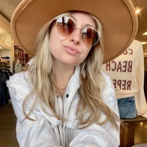 Meet your Posher, Courtney